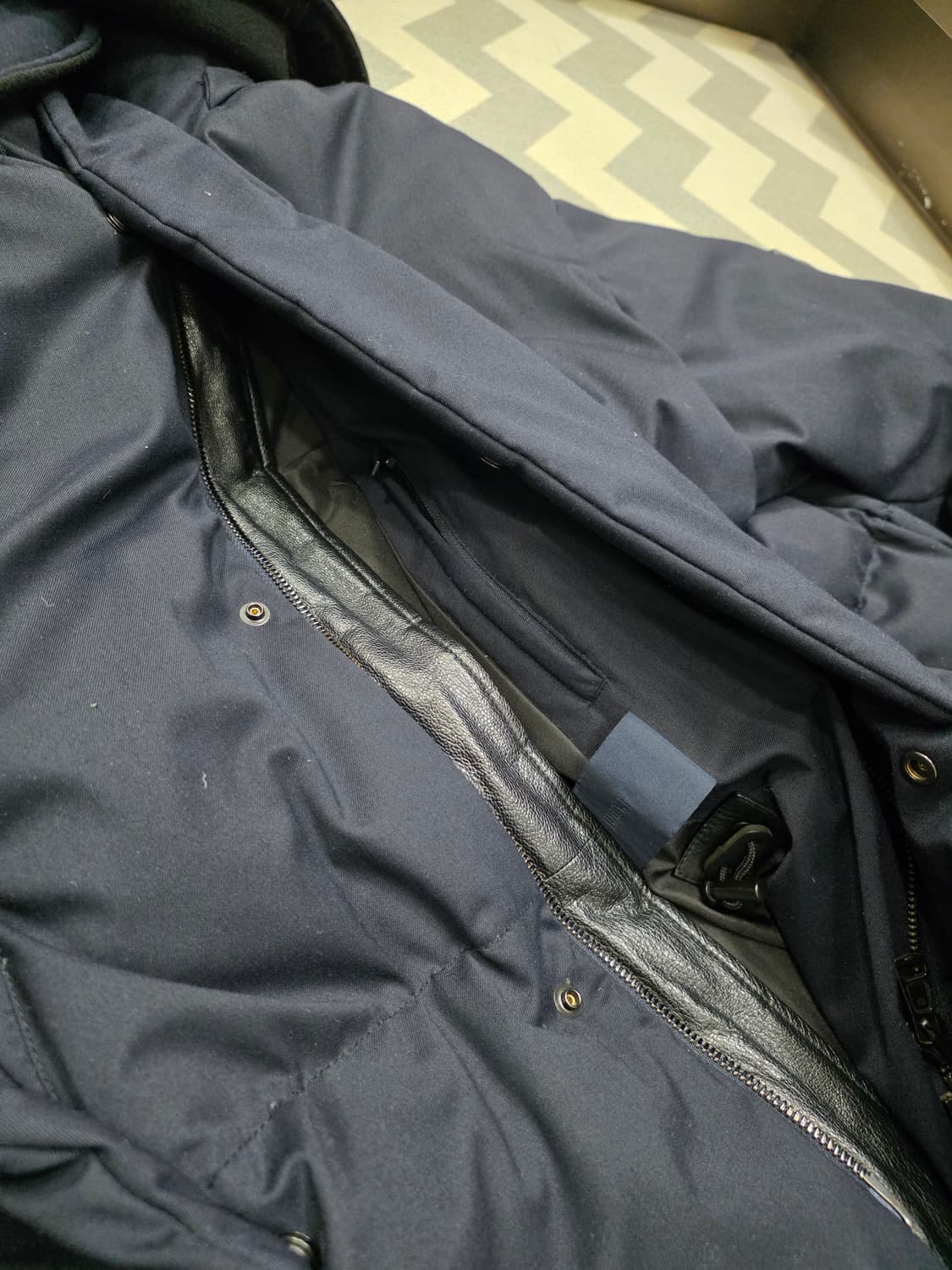 준지 천연양가죽 롱 구스다운 패딩 2웨이지퍼  48 (정가239만) 상품이미지7