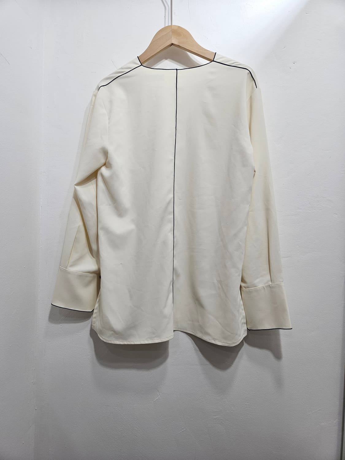 듀엘(DEWL) 브이넥 선파이핑 블라우스, 아이보리 상품이미지9