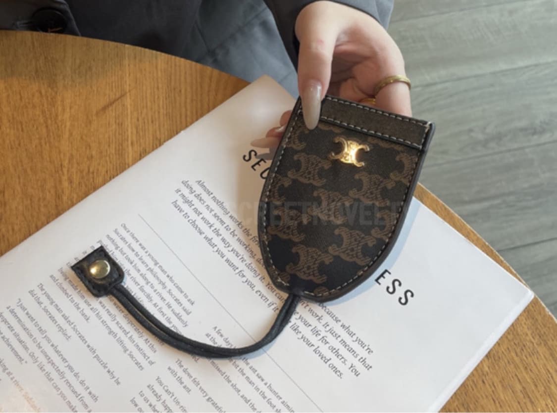 셀린느 트리옹페 키홀더 블랙 상품이미지1