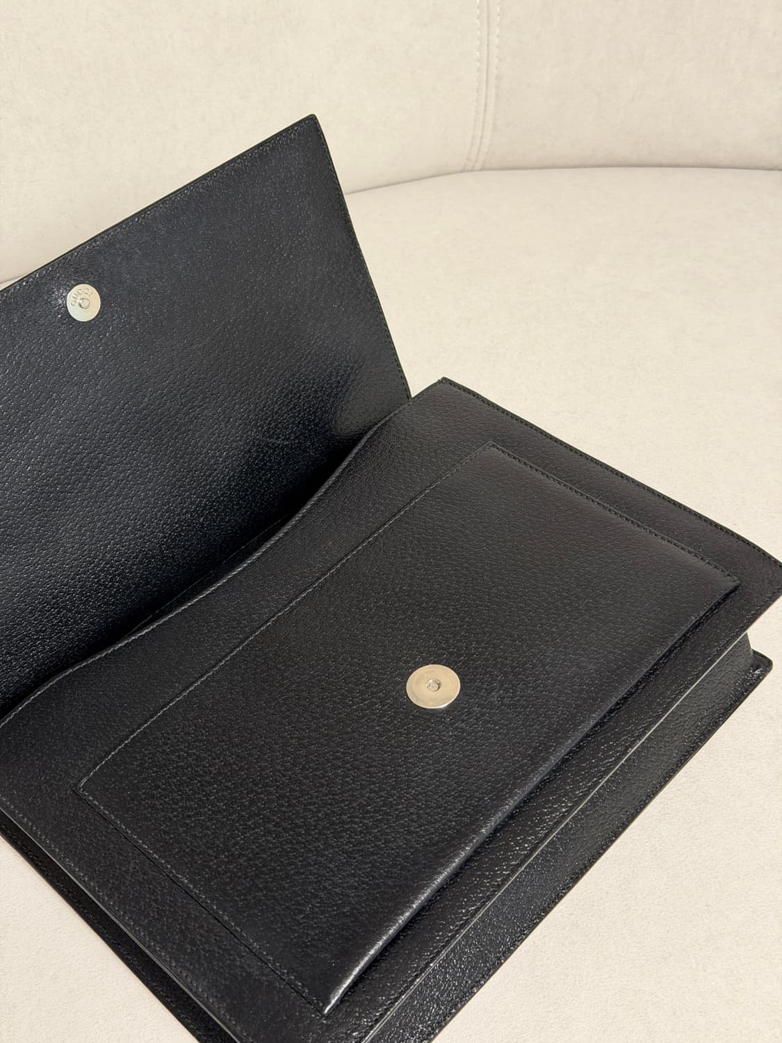 구찌 텍스처드 레더 메탈 바 탑 핸들 토트백 상품이미지7