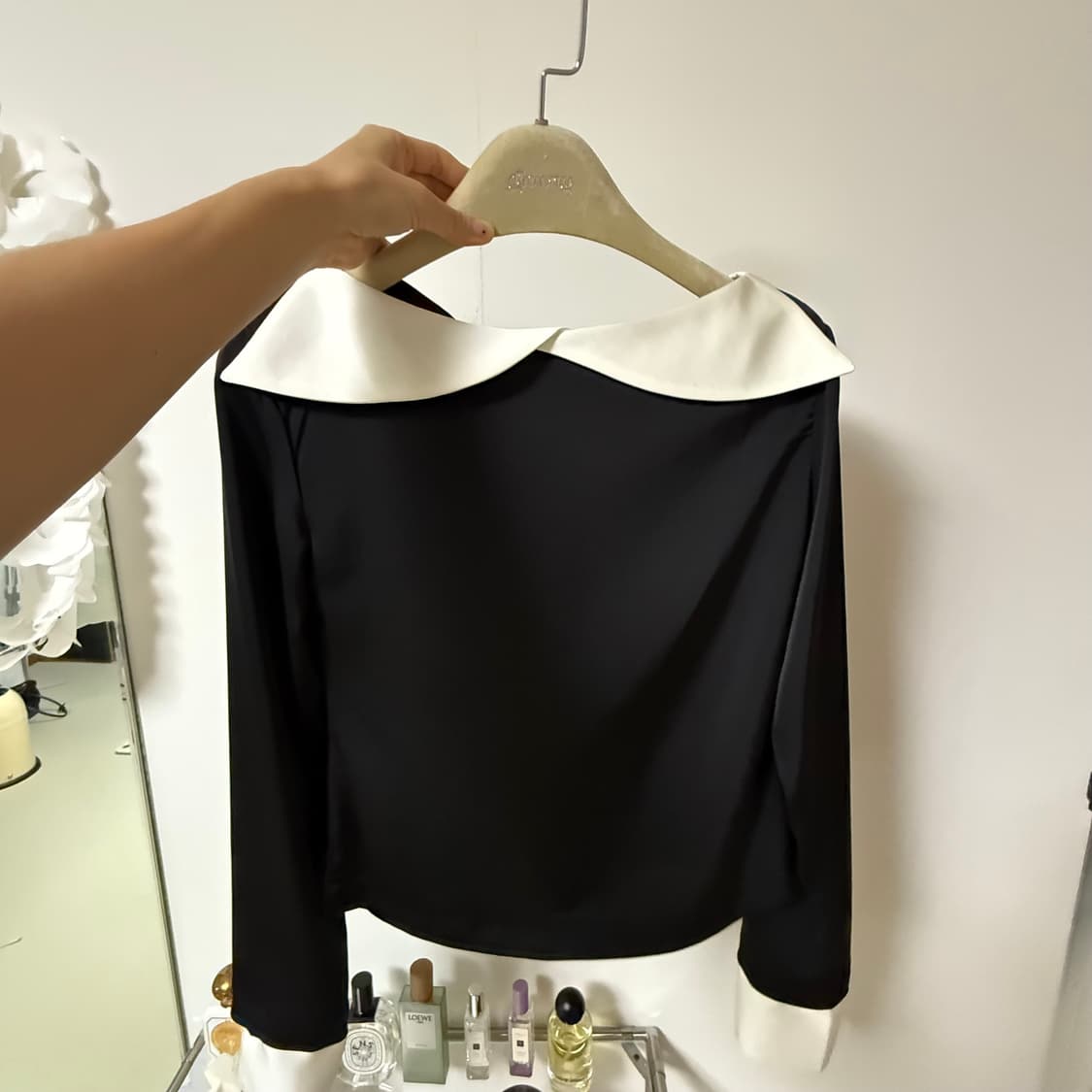 튤립 숄더라인 실크 블라우스 상품이미지3