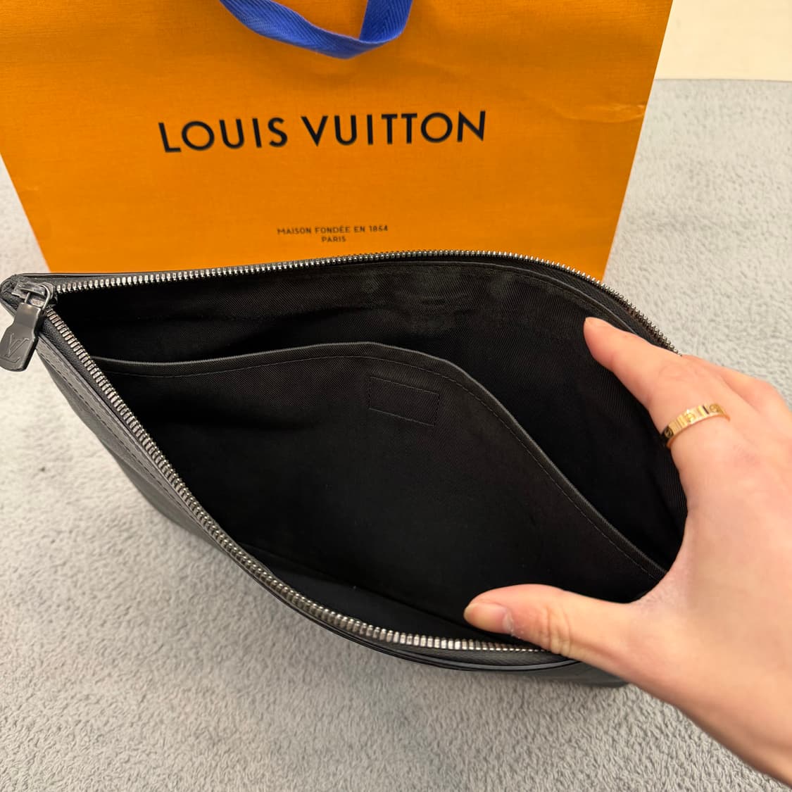 루이비통 쉐도우 모노그램 포쉐트 클러치 상품이미지4