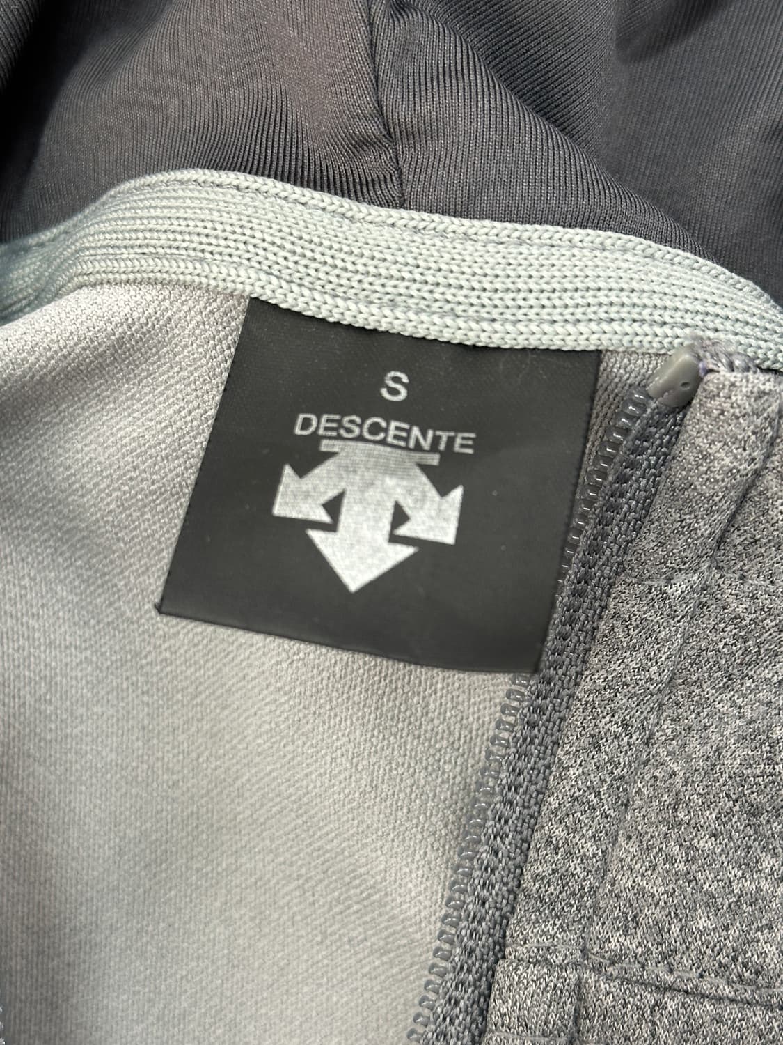 데상트 슬림 러닝 그레이 트레이닝복 Y2K 후드집업 상품이미지2