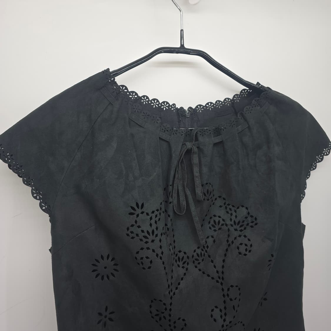 레이저 컷 플라워 디테일 블랙 블라우스 상품이미지3