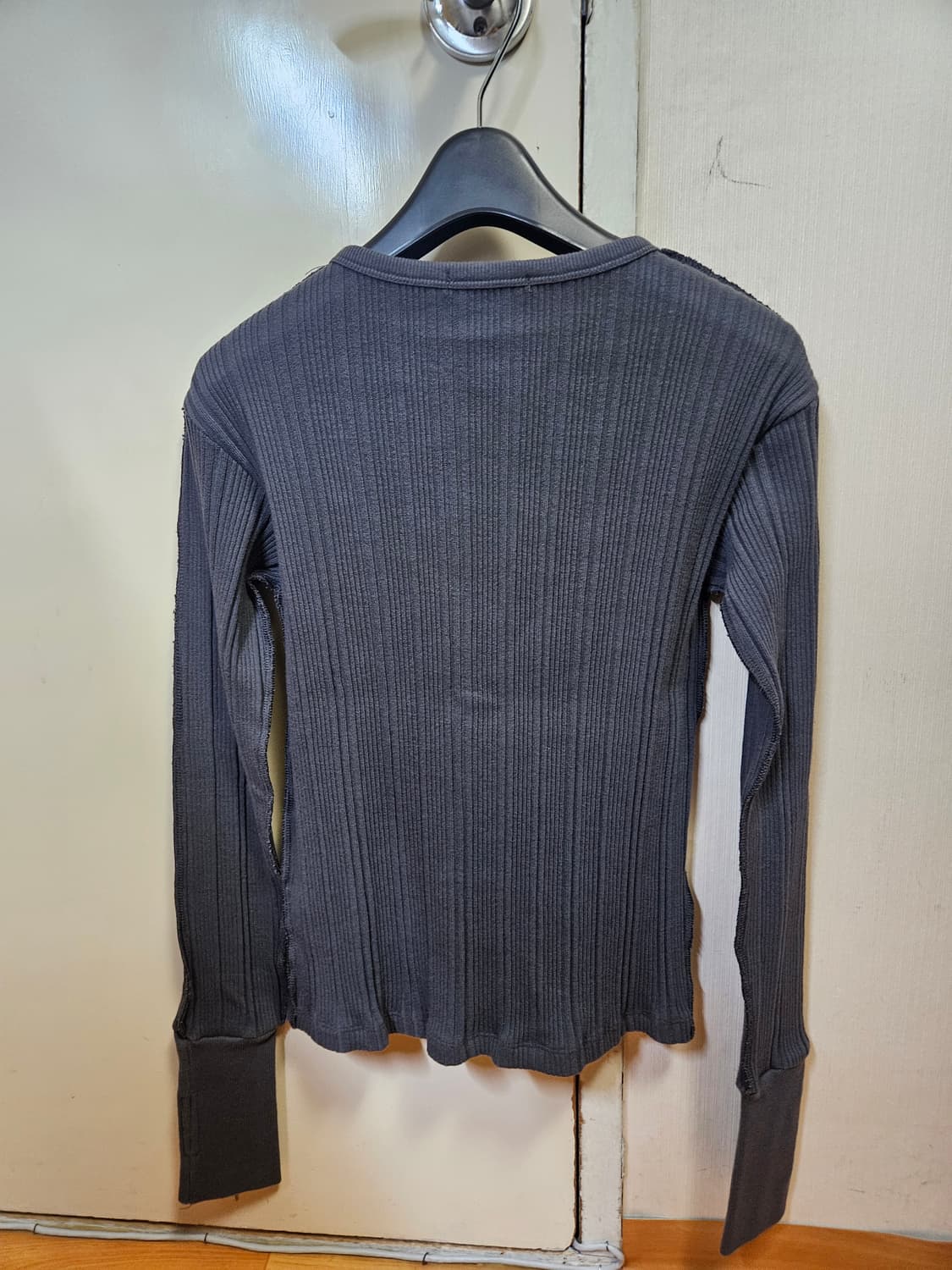 레씨토 LECYTO 헨리넥 리브드 슬림 티셔츠 차콜 상품이미지3