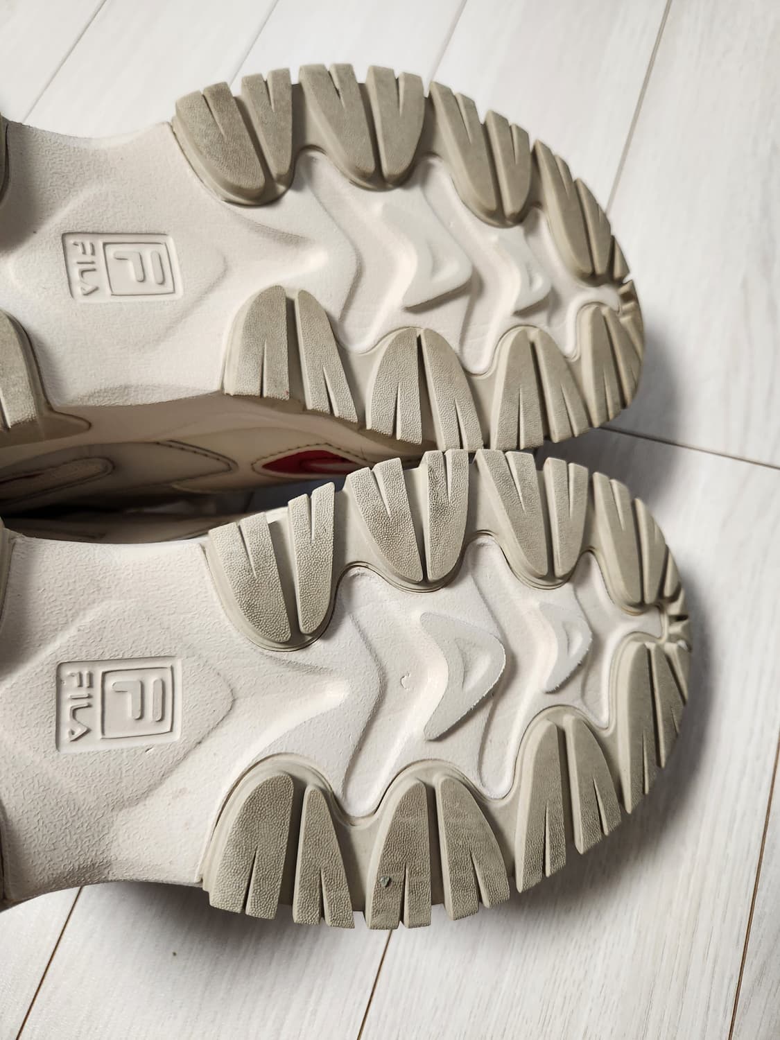 휠라 운동화 남녀공용 워킹화 레이트레이서 사이즈240

사용감은 좀 있지 상품이미지8