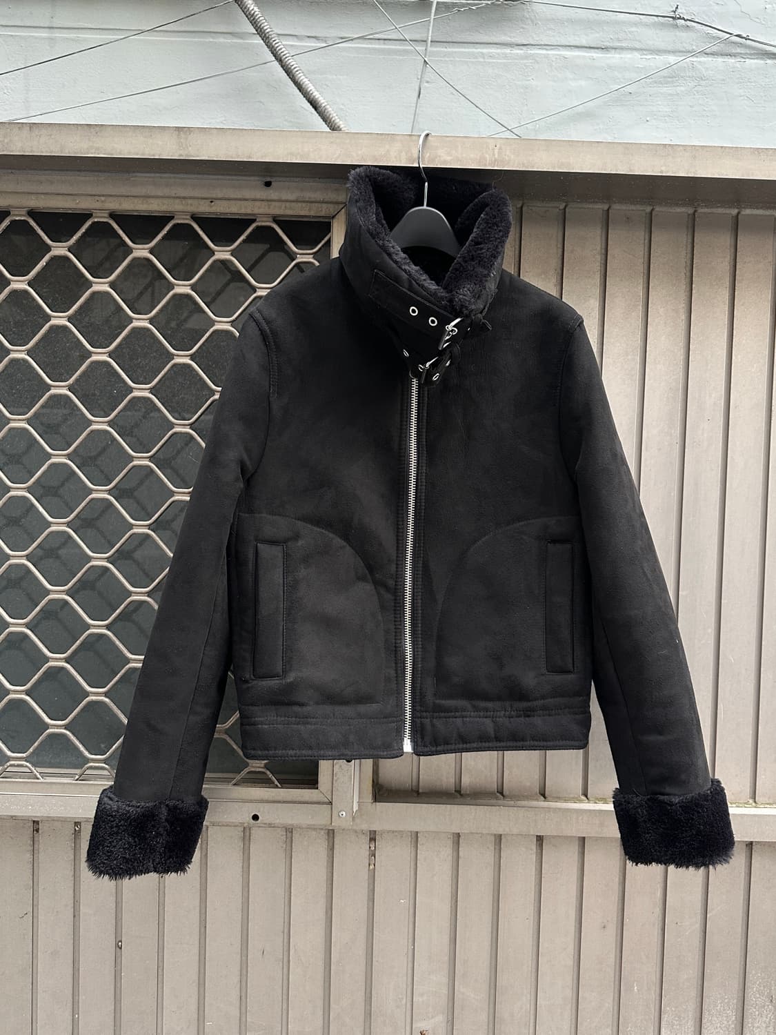 DIVIDED x H&M black fur buckle mustang 상품이미지2