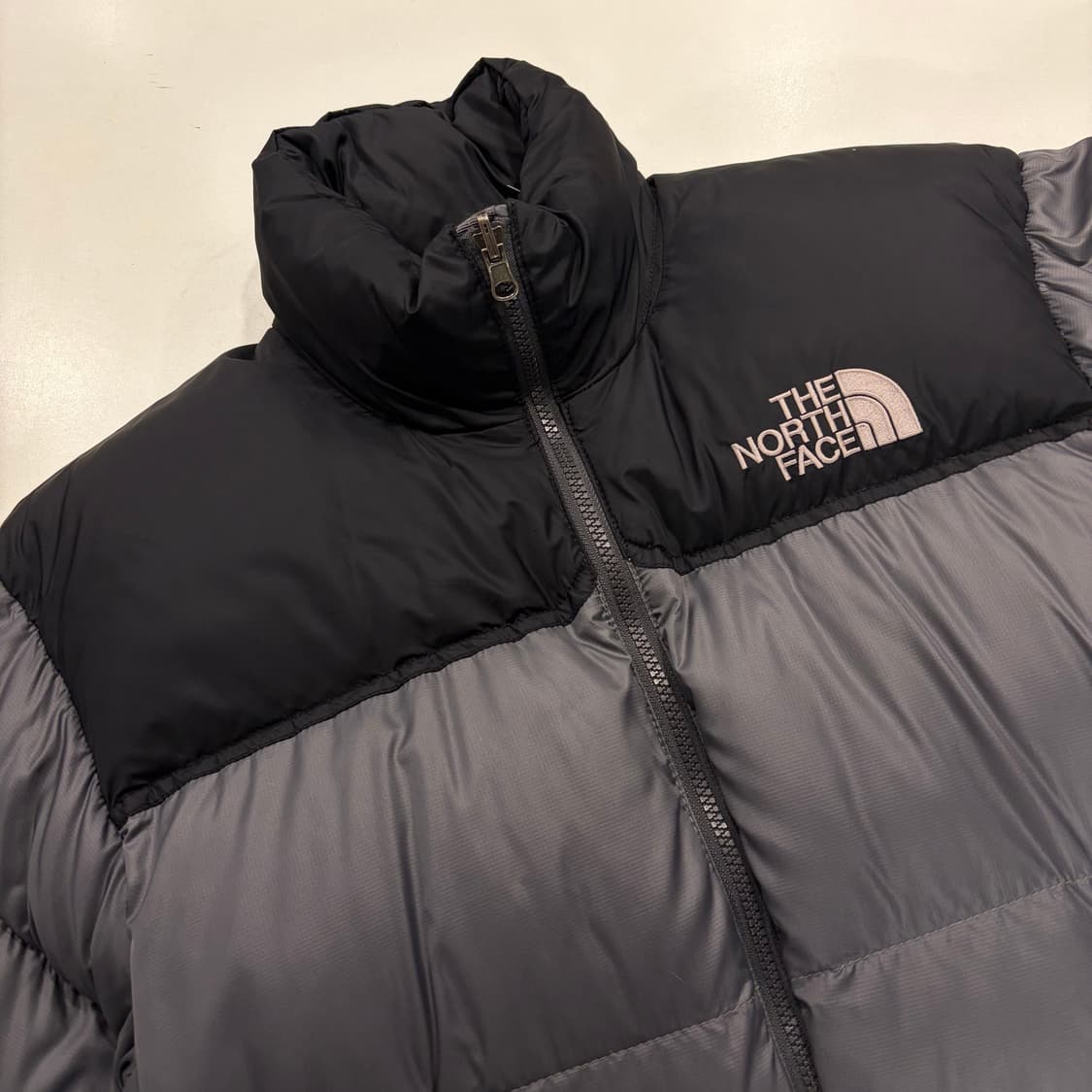 [95] 노스페이스 700 다운 눕시 패딩 회색/블랙 B575 상품이미지3