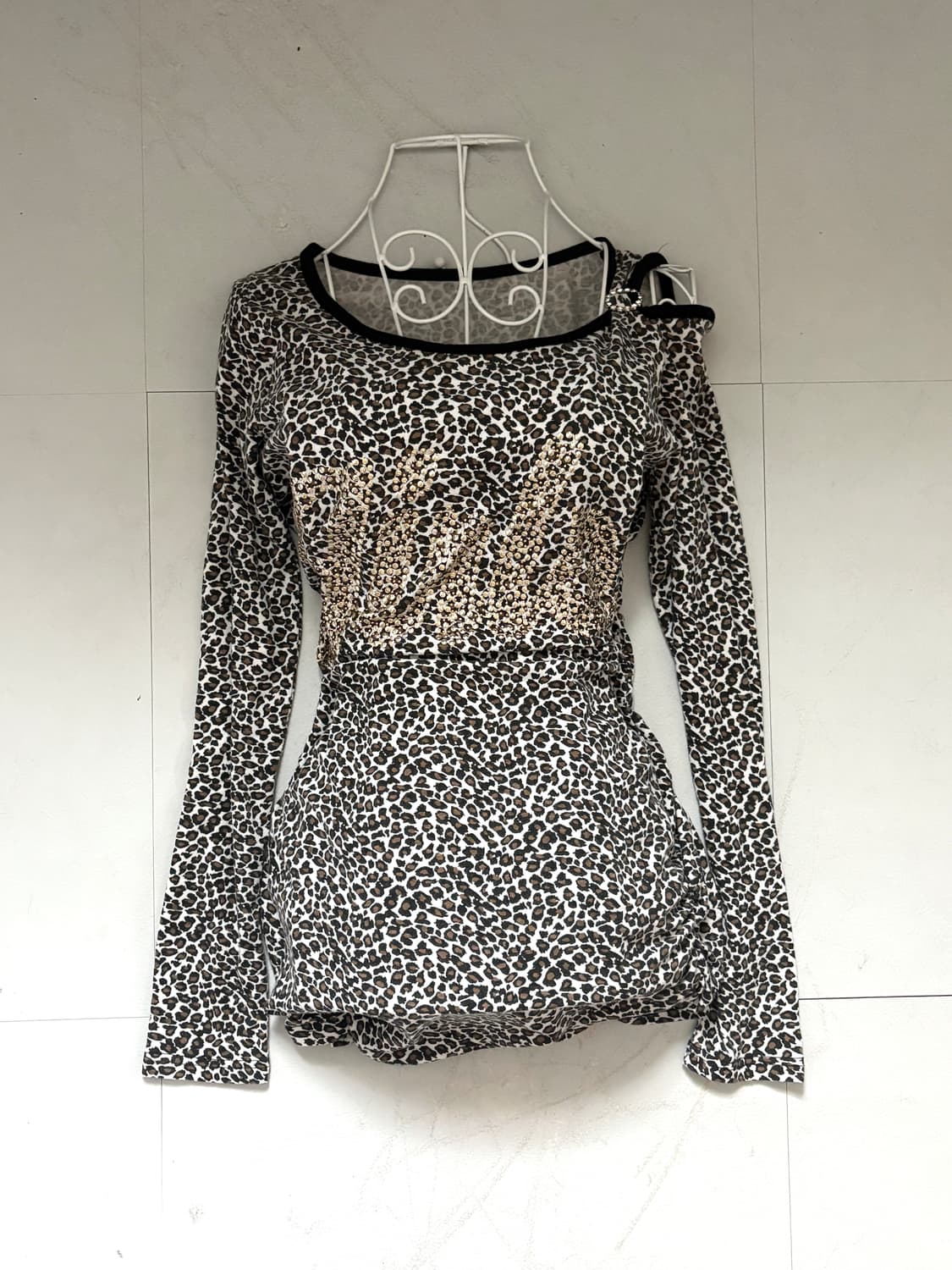• Leopard Off-Shoulder Long Sleeve 상품이미지1