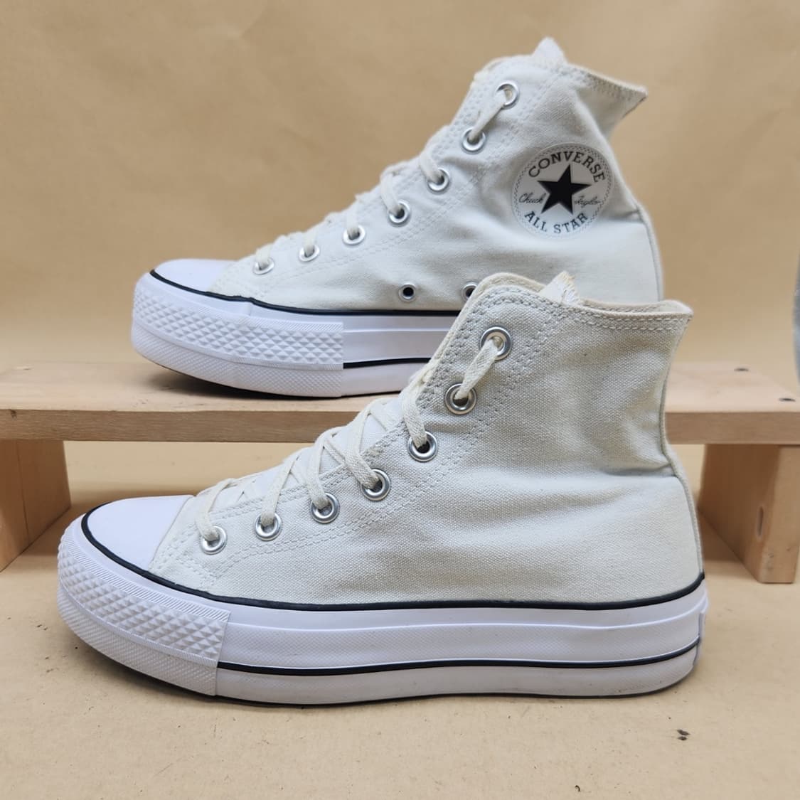 컨버스 척테일러 리프트 여성하이탑235 상품이미지1