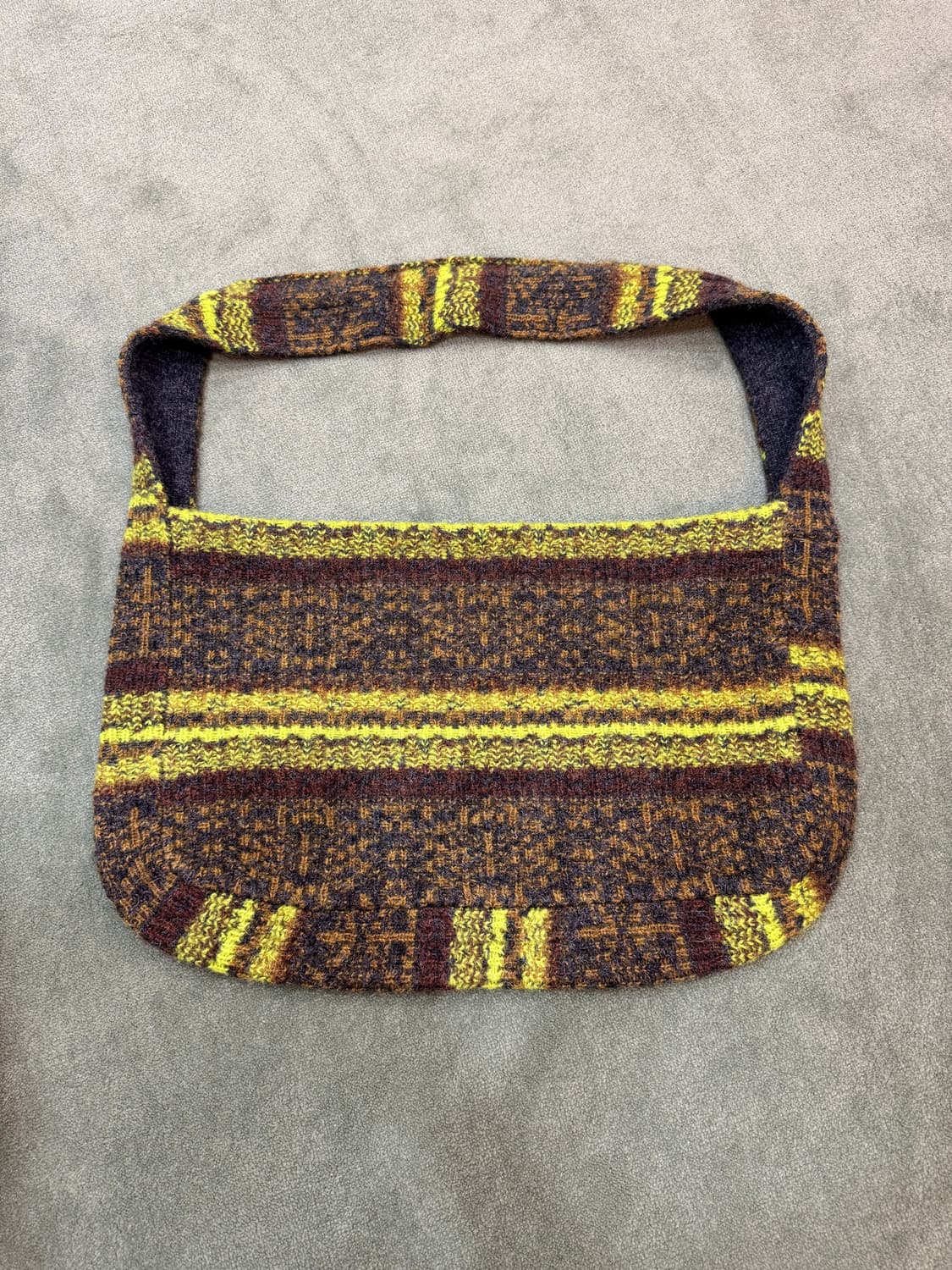 (무료배송, 수수료 x) 퍼버즈 니트 뉴스페이퍼 크로스백 판매합니다! 상품이미지4