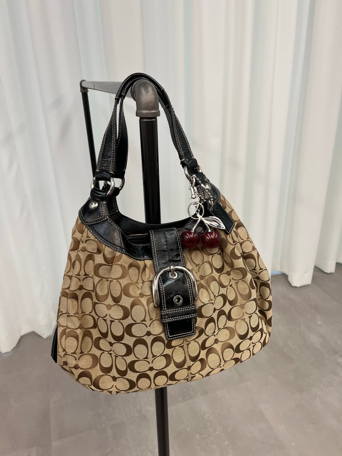 Coach beige big hobo bag 상품이미지2