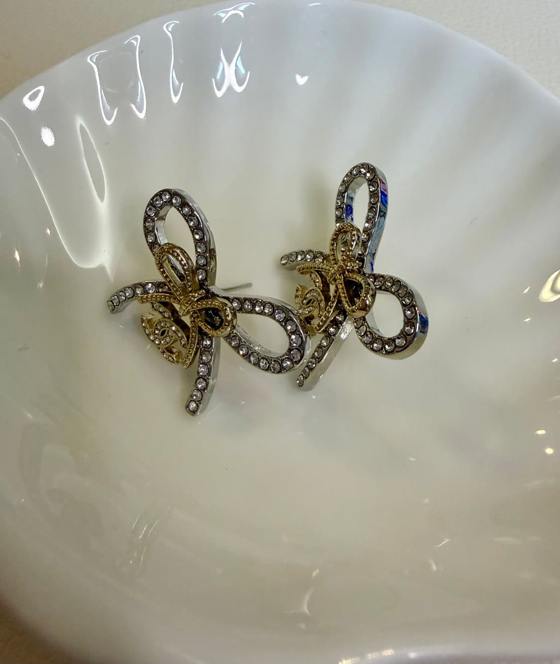 샤넬 투톤 샴페인골드 리본 CC로고 귀걸이 업사이클링 상품이미지5