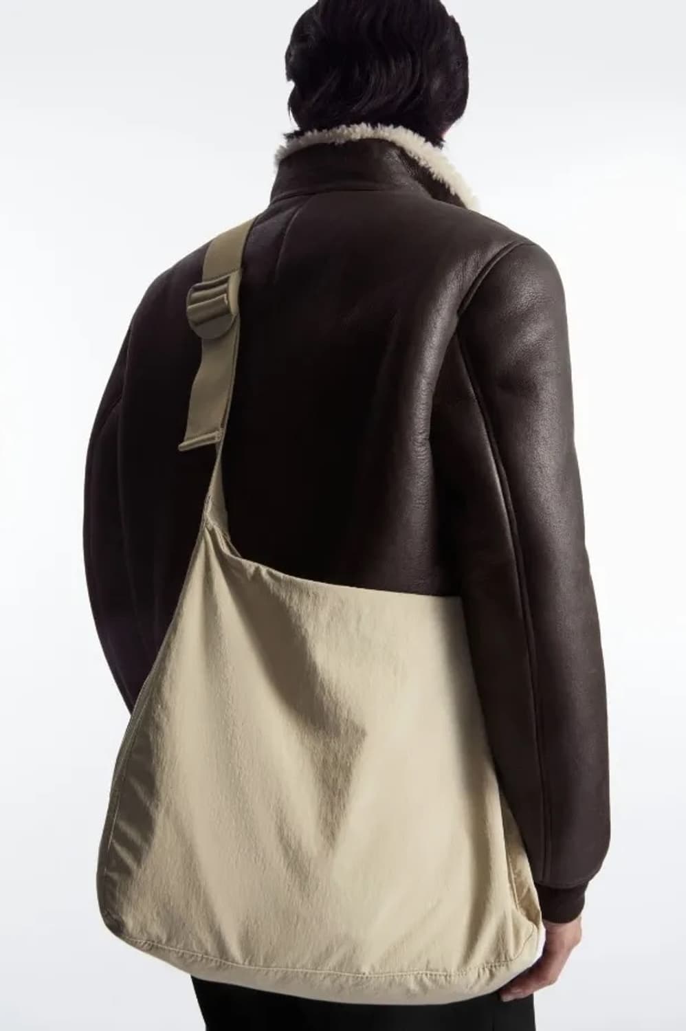 COS 코스 슬라우치 나일론 메신저백 크로스백 가방 베이지 상품이미지5