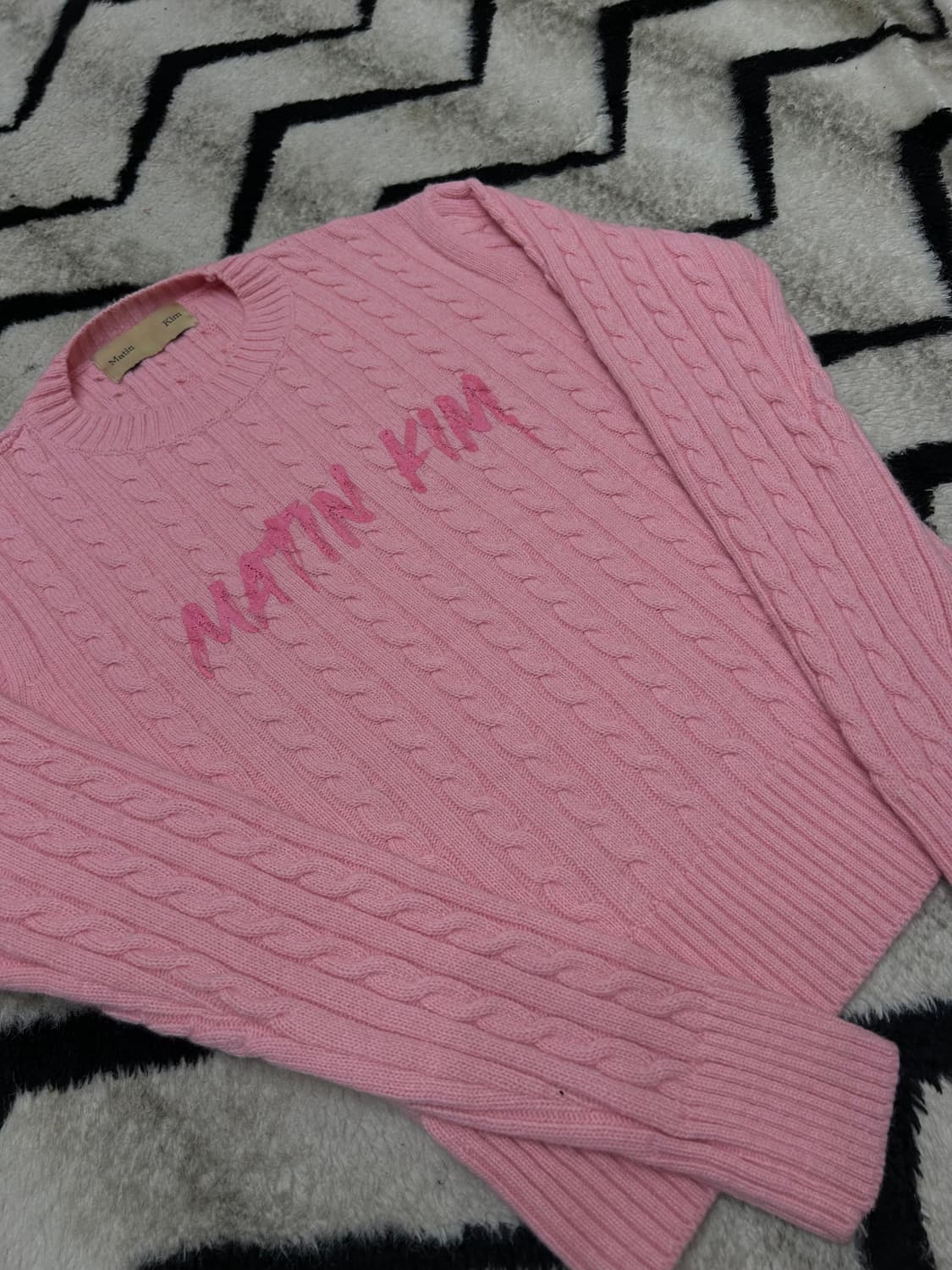 [S]마뗑킴 페인트 로고 케이블 라운드 니트/핑크 상품이미지2
