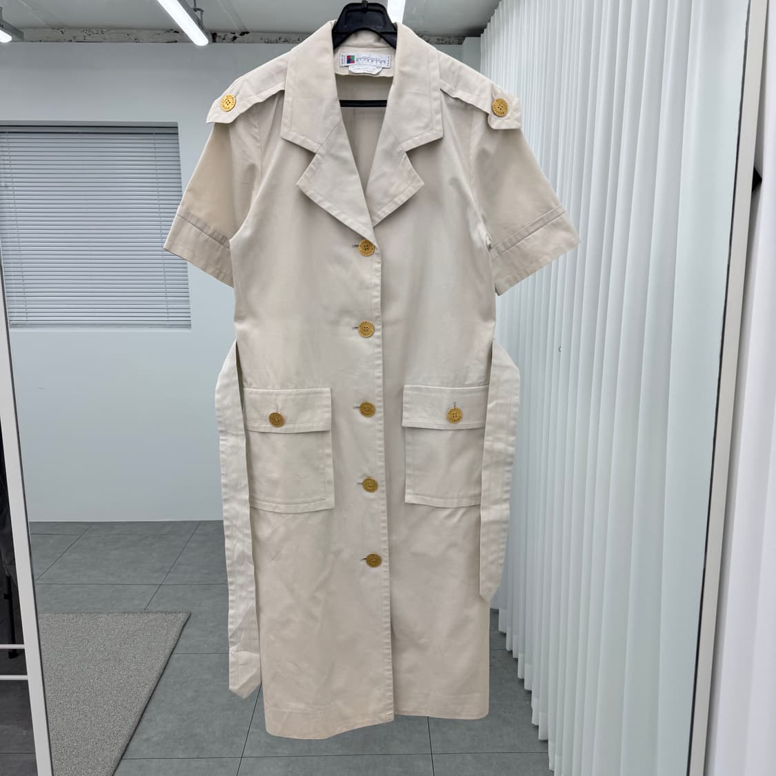 지방시 금장버튼 코트 상품이미지1