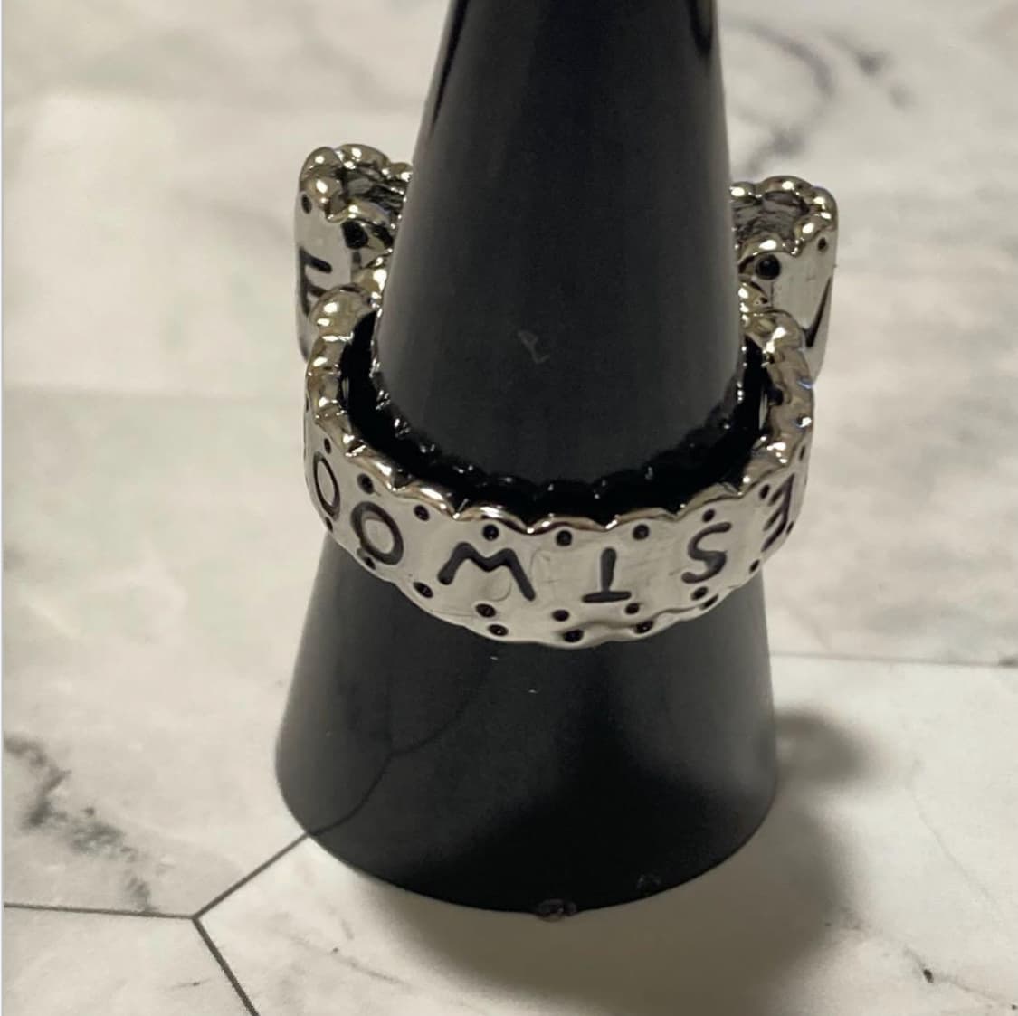 비비안웨스트우드 아카이브 레터링 로고 리본링 반지 상품이미지5