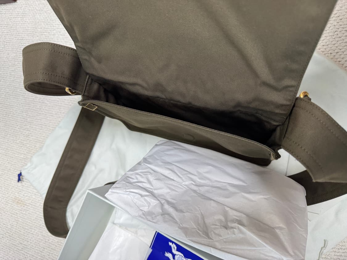 버버리 트렌치 크로스바디백 올리브(새상품) 상품이미지4