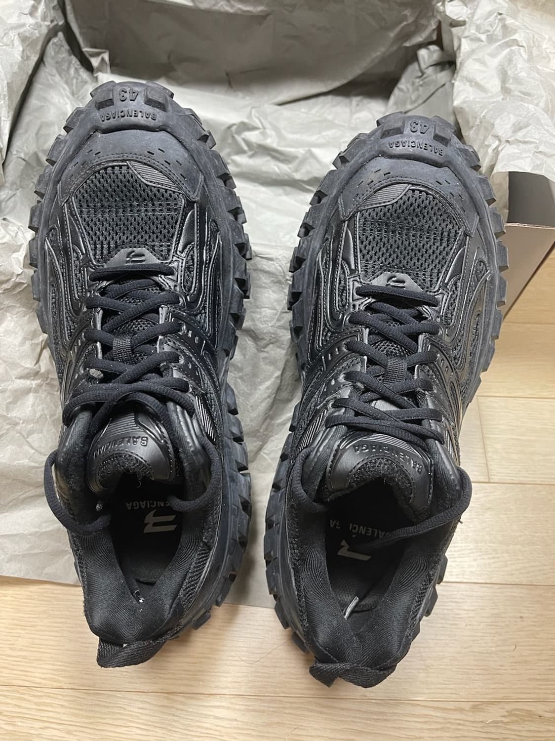 발렌시아가 디펜더 43 블랙 상품이미지1