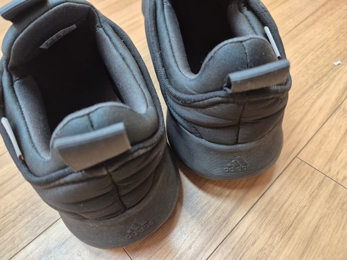 아디다스 패딩 슬립온 255사이즈 블랙 색상입니다. 푹신하고 가벼워서 실 상품이미지3