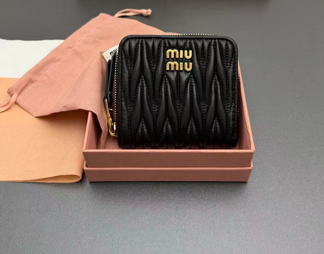 미우 미우 마테라쎄 나파 가죽 동전 지갑 블랙 상품이미지1