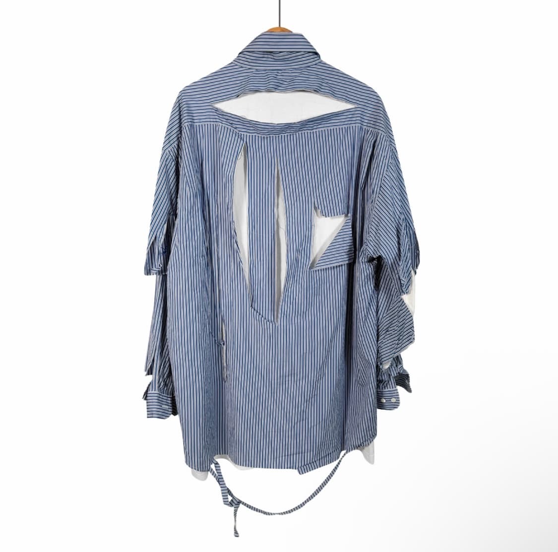 [36] 발렌시아가 21fw 스트라이프 컷아웃 디스트로이드 셔츠 블루 상품이미지3