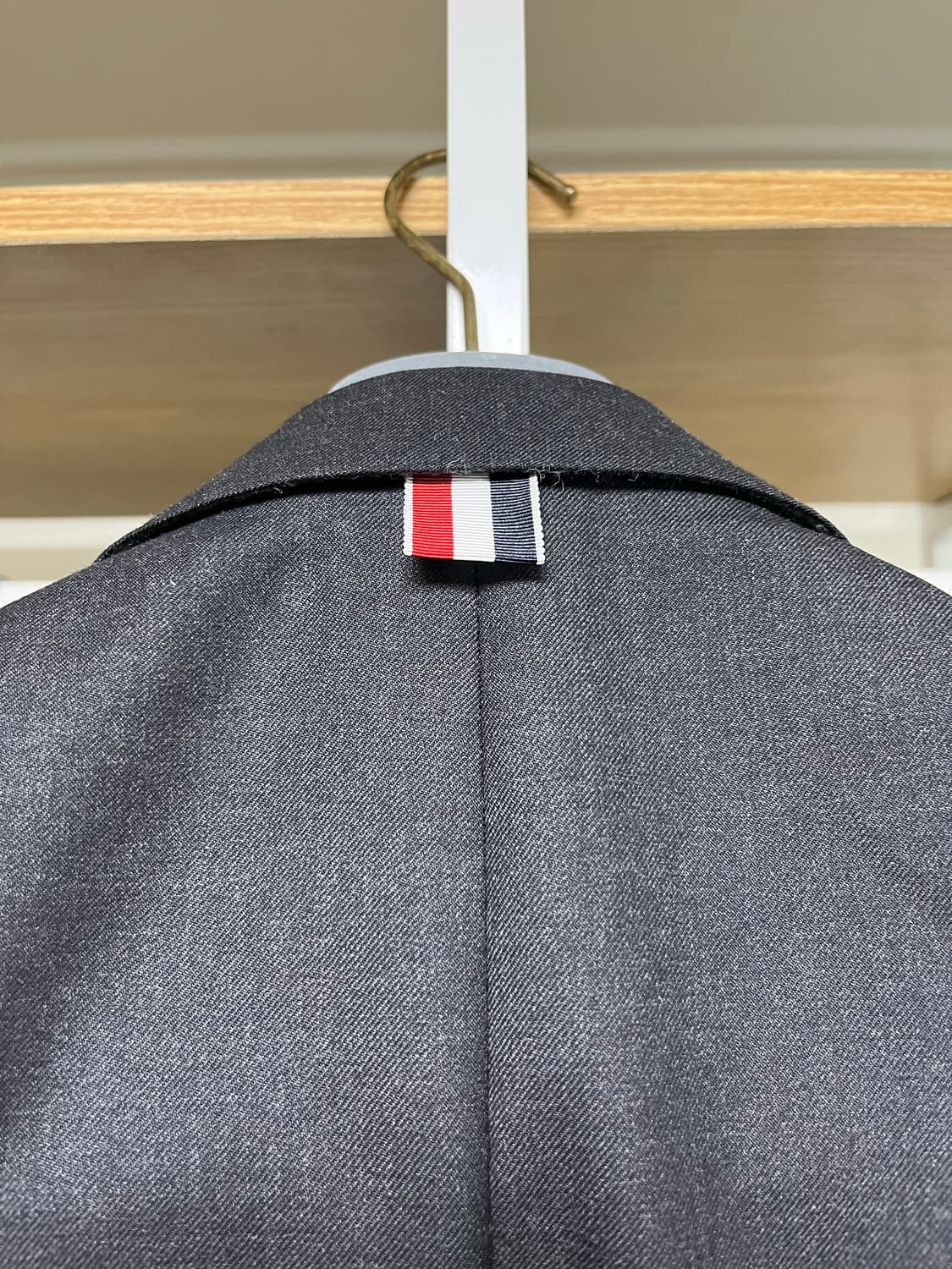 톰브라운 하이암홀 수퍼 120수 울 트윌 수트 MSC159A 00626 상품이미지4