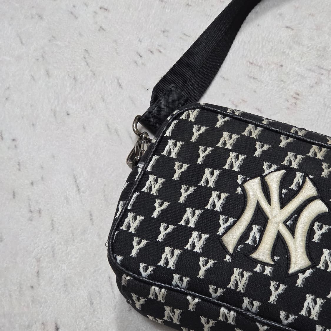 엠엘비 뉴욕 양키스 모노그램 크로스백 상품이미지2