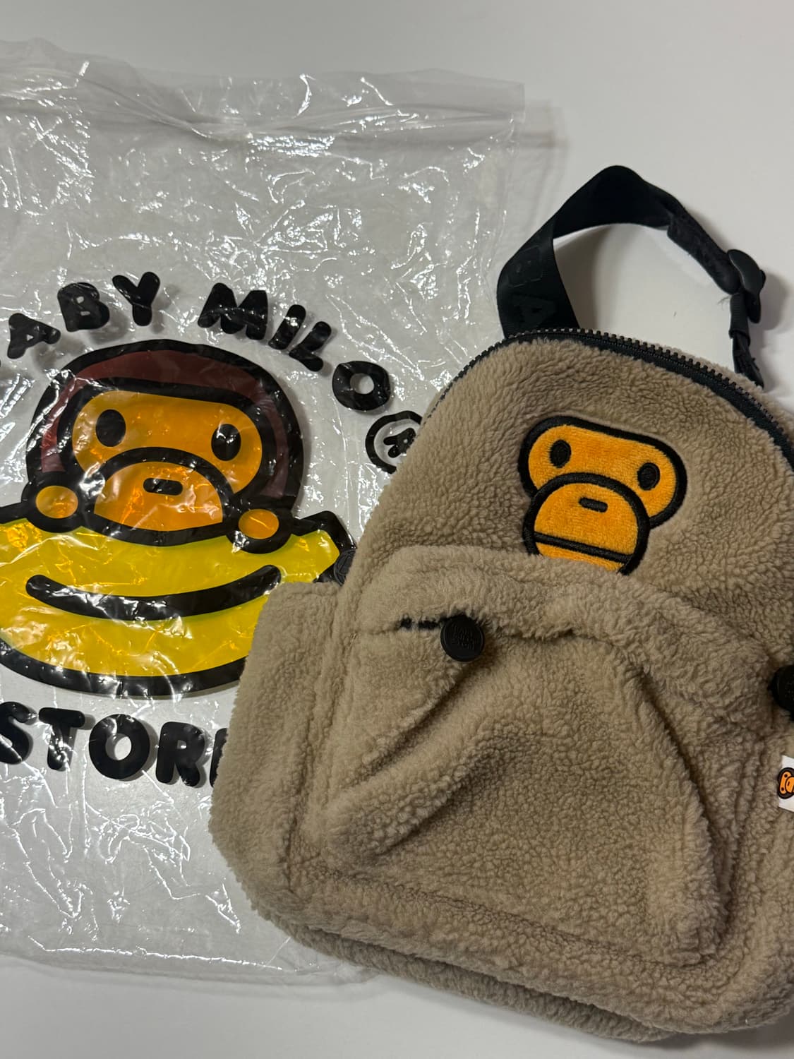 베이프 베이비마일로 미니 퍼 백팩 베이지 상품이미지1