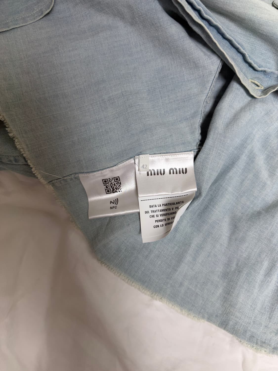 미우미우 크롭 샴브레이 셔츠 42 (라이트블루) 상품이미지4