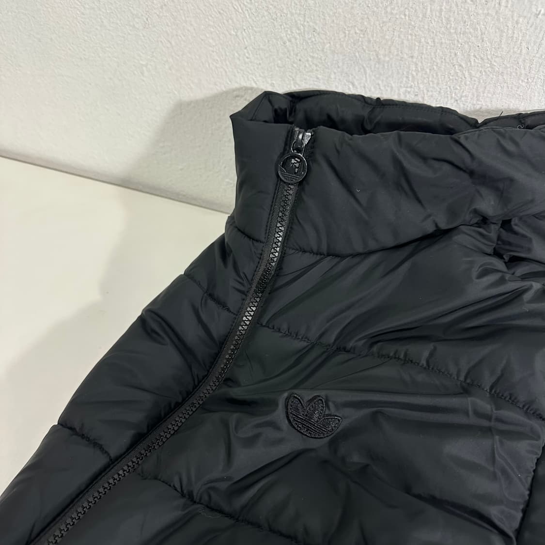 M 아디다스오리지날 블랙 불꽃로고 패딩점퍼 상품이미지2