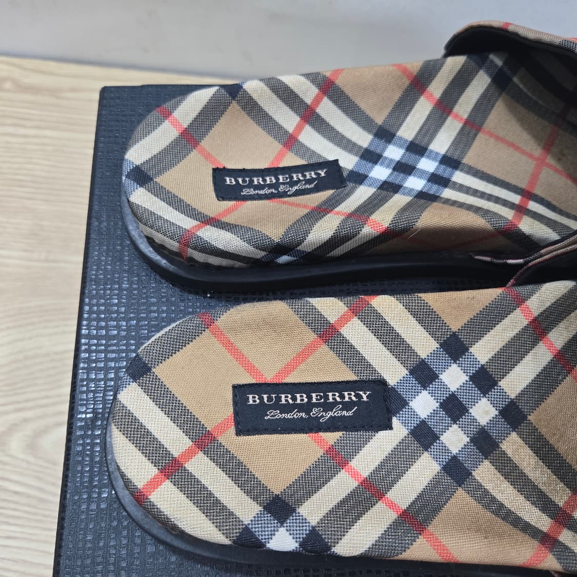 41 버버리 레인보우 체크 슬라이드 상품이미지5