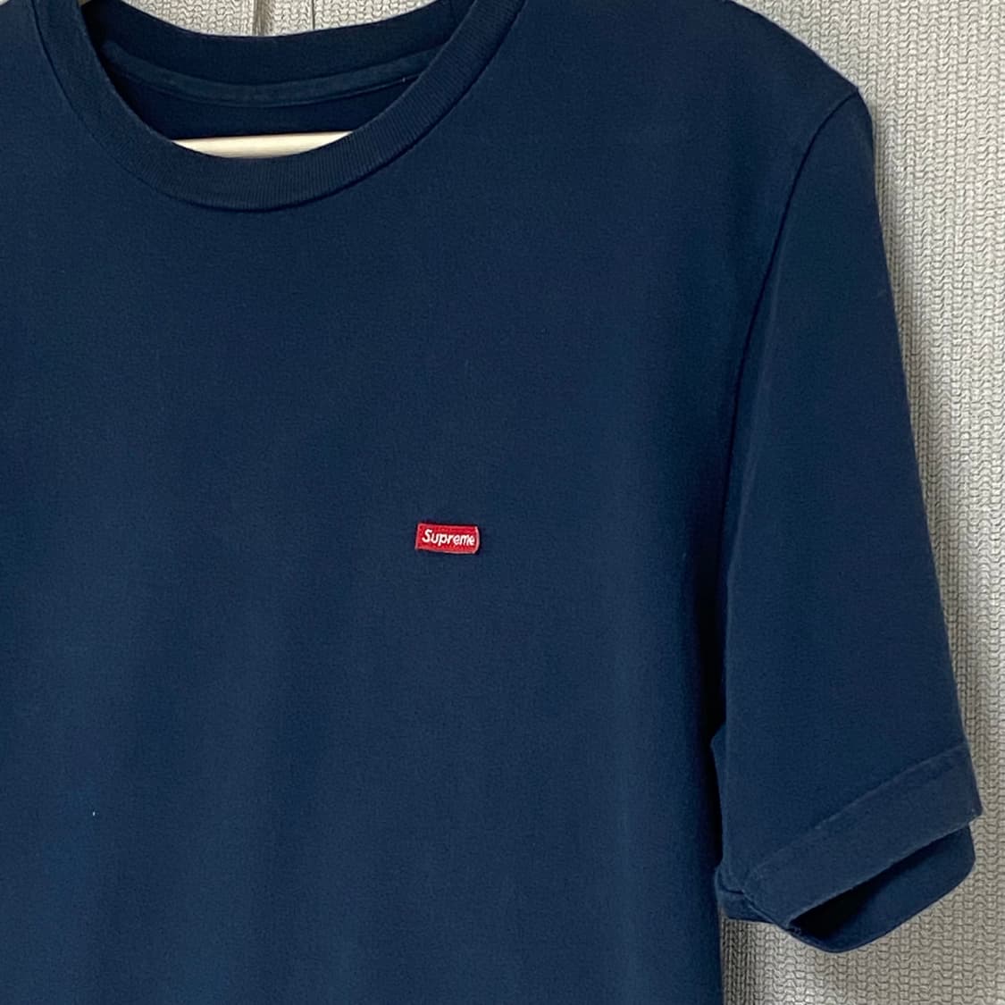 슈프림 스몰로고 네이비 반팔티  상품이미지2