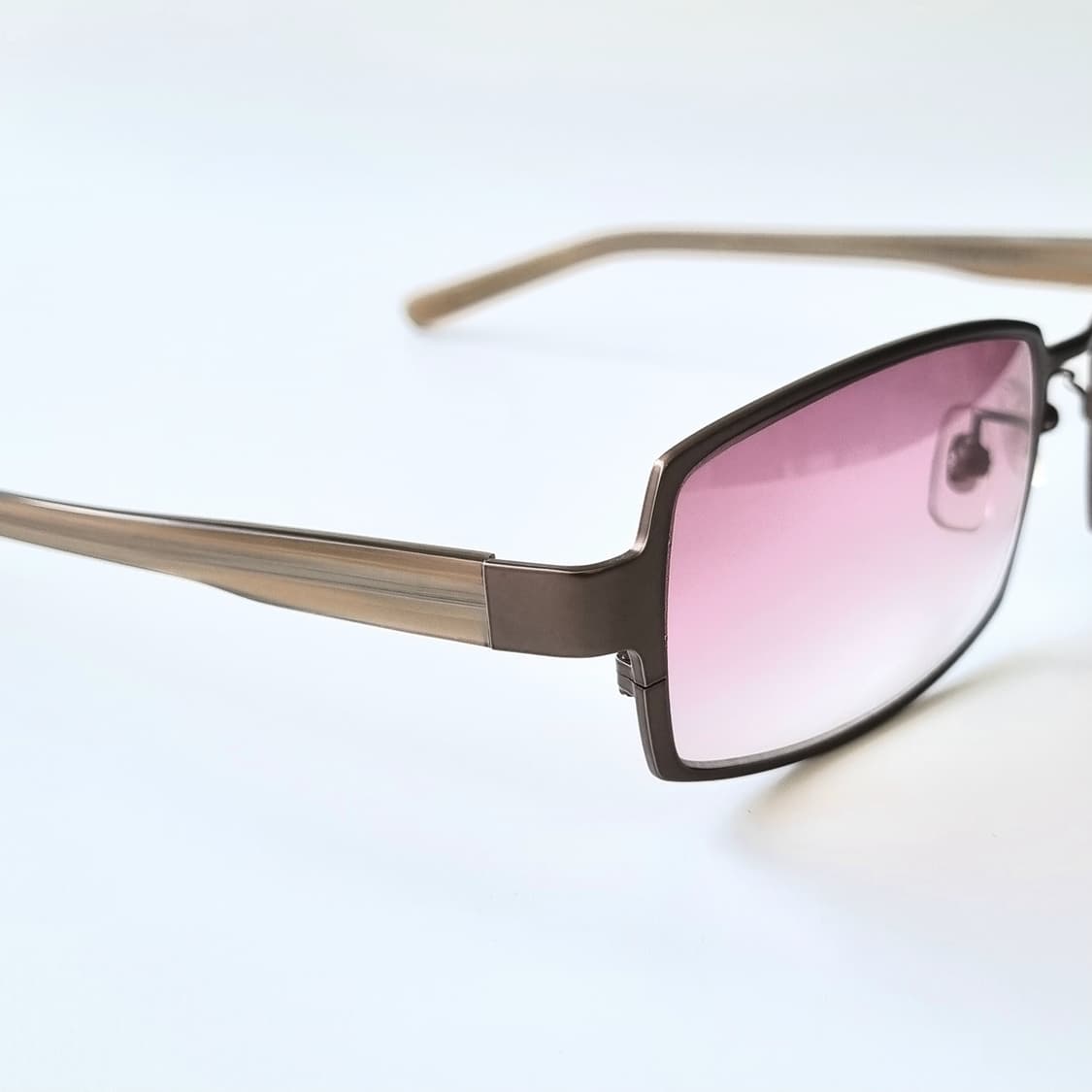 데드스탁 쌩얼에도 생기를 더해주는 치크 같은 선글라스 상품이미지6