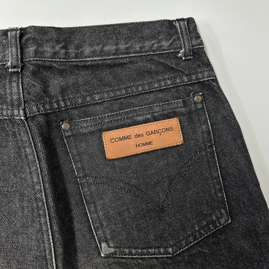 꼼데가르송 옴므 레더탭 흑청 데님팬츠 상품이미지3