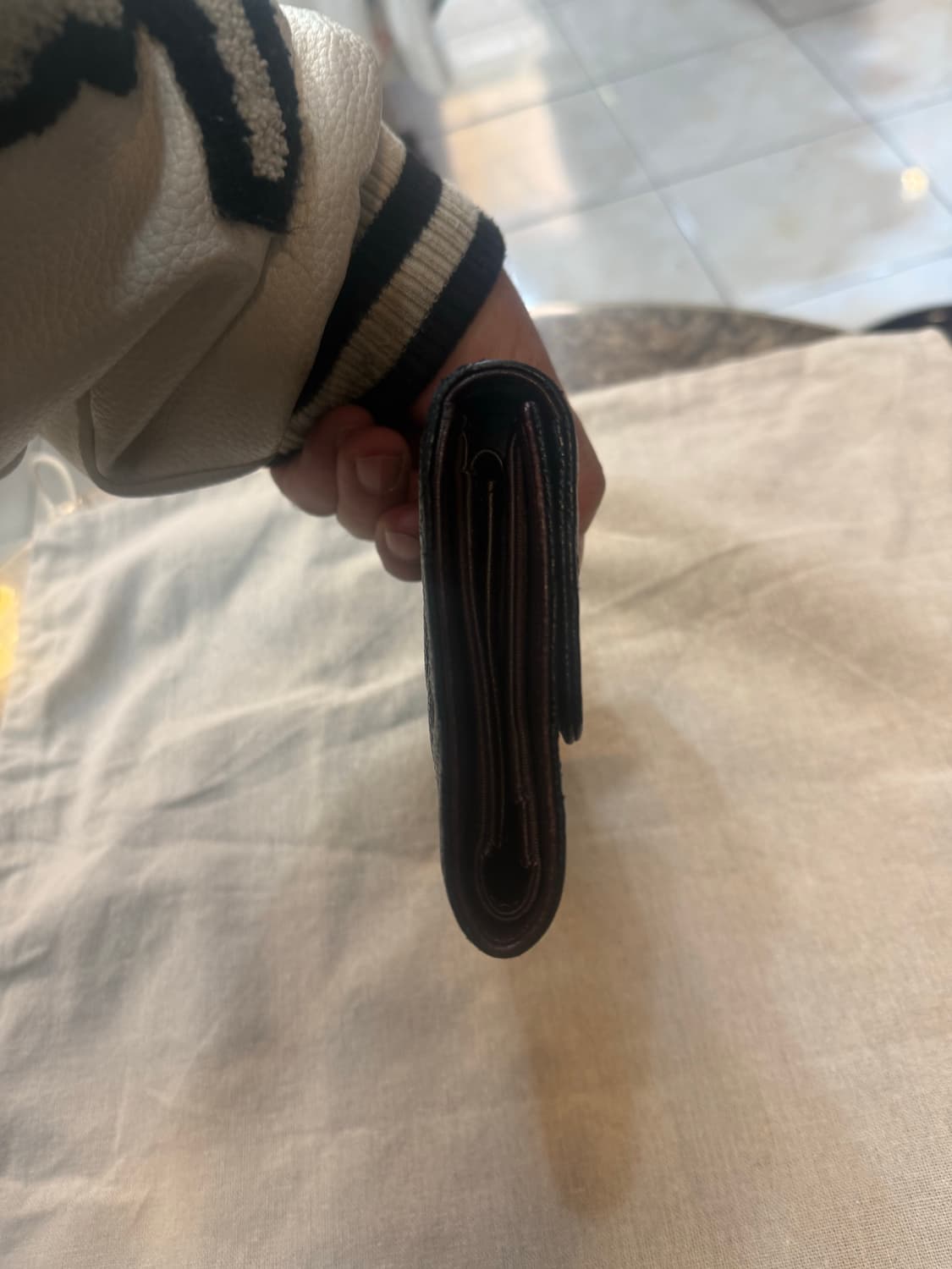 20번대 정품 샤넬 금장 캐비어 클래식 장지갑 팝니다 상품이미지7