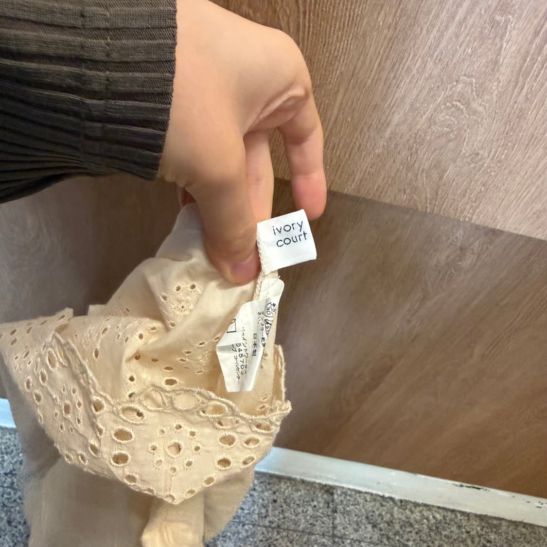 빈티지 스퀘어넥 반팔 블라우스 도트 자수 펀칭 아일렛 디테일 아이보리 상품이미지5