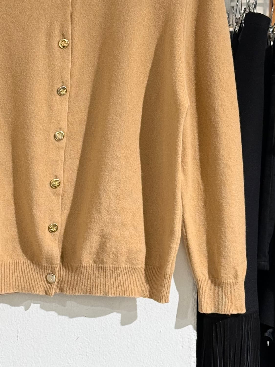 버버리 베이지 램스울 골드 버튼 니트 가디건 상품이미지5