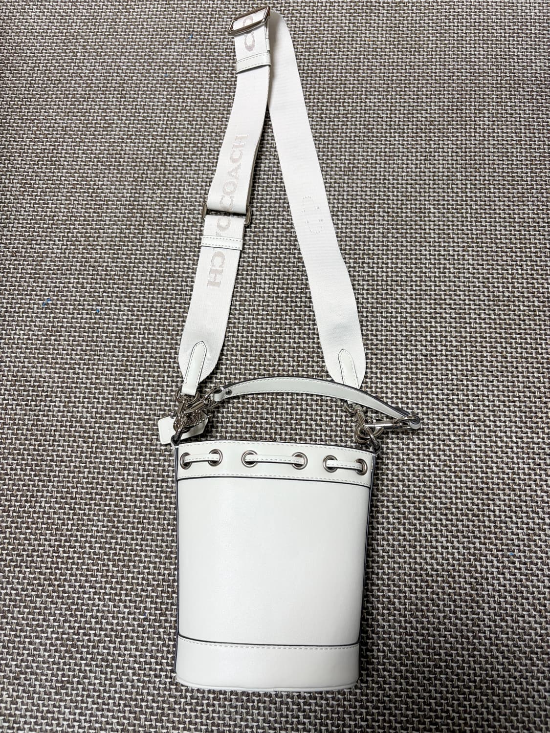 코치 미니 버킷백 크림 상품이미지2