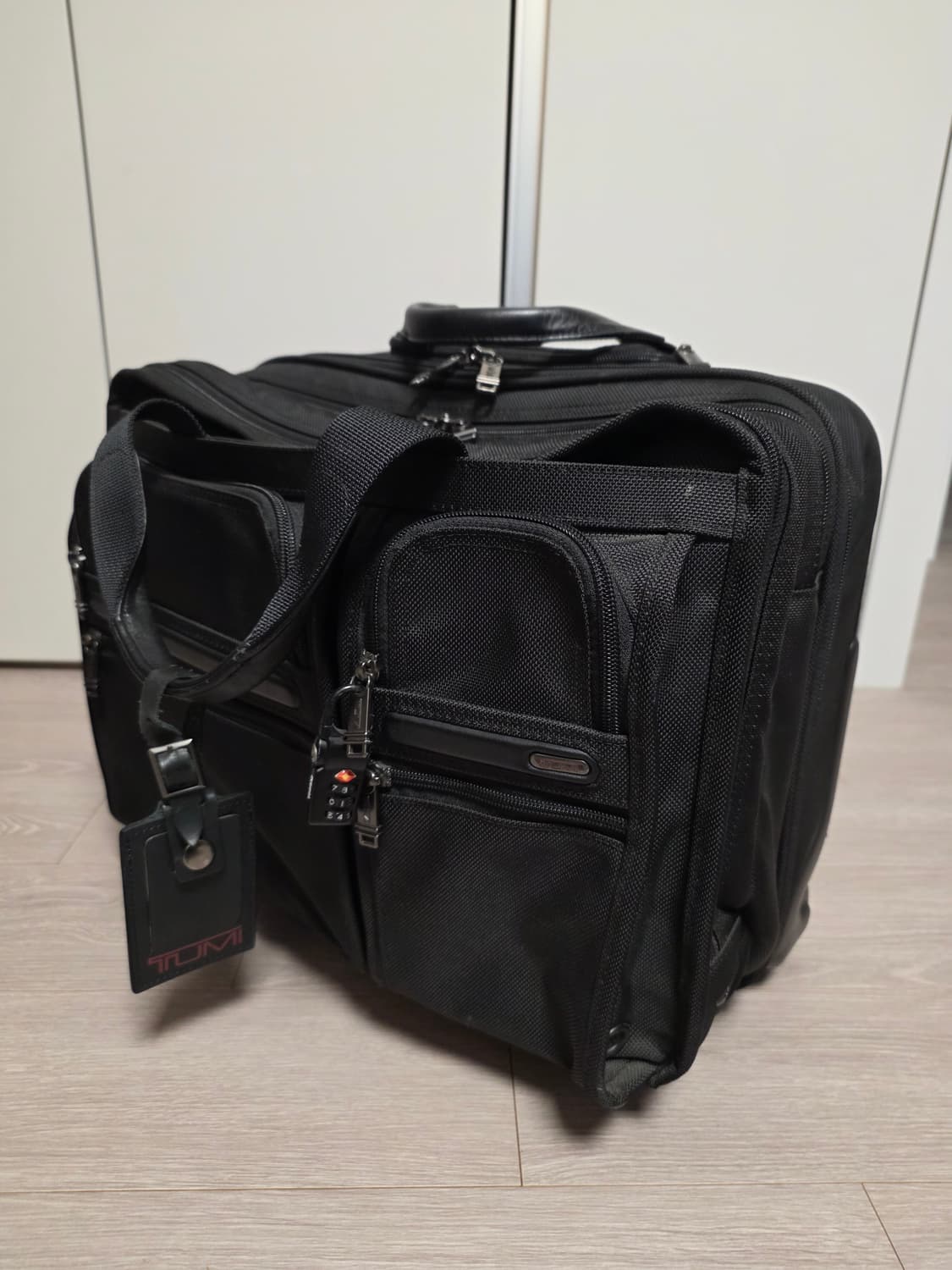 TUMI(투미) 알파 디럭스 2휠 브리프케리어 (품번: 26104D4)
 상품이미지1