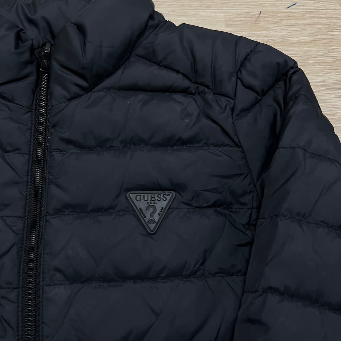 게스 키즈 구스다운 와펜 스탠드넥 경량패딩 점퍼 [블랙] 130 상품이미지4