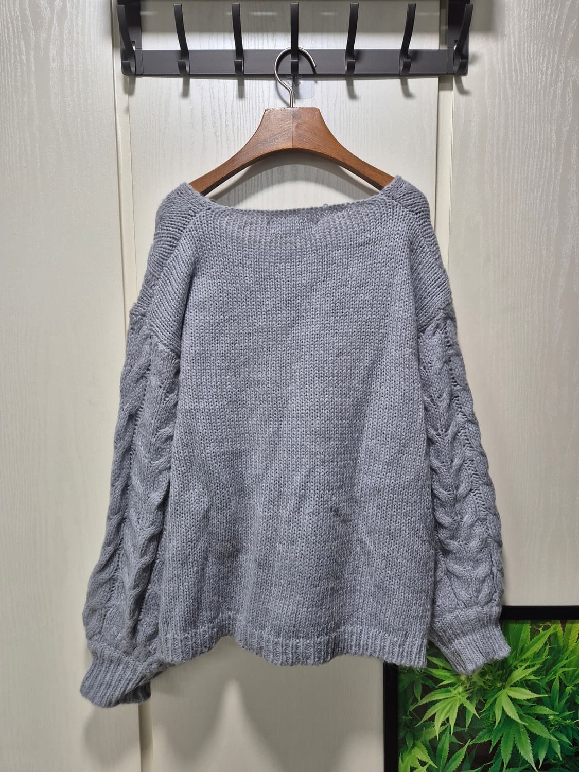 V넥 꽈배기 니트 하늘색 상품이미지10