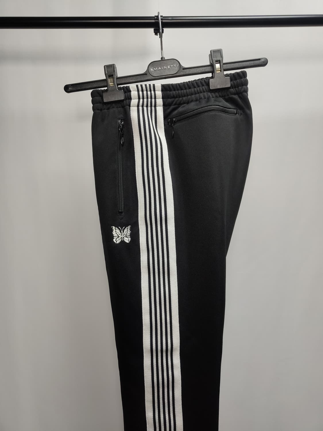 니들스 트랙팬츠 네로우핏 검흰 s사이즈 상품이미지1