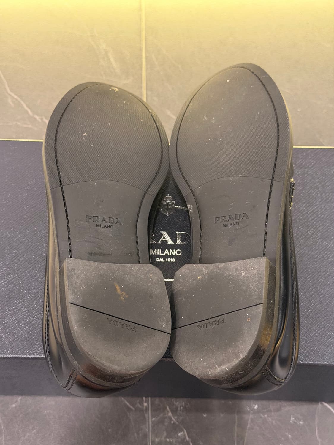 프라다 PRADA 브러쉬드 가죽 로퍼 상품이미지7