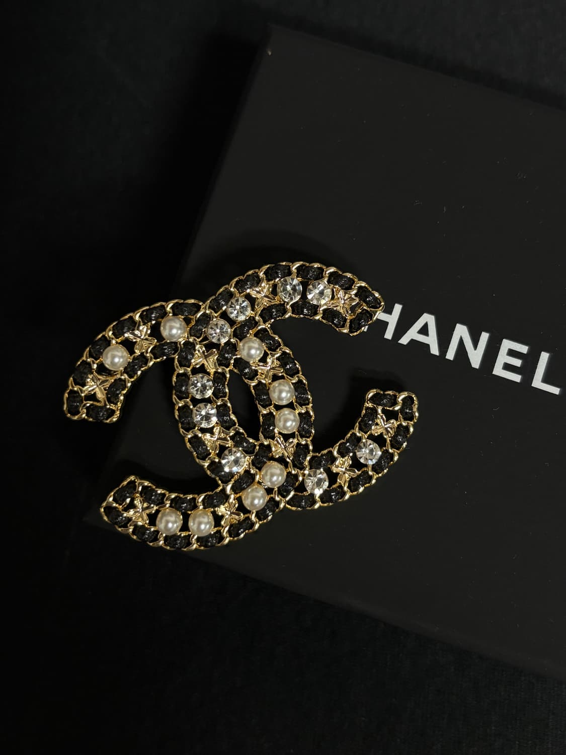 샤넬 정품 cc로고 업사이클링 레더 크리스탈 브로치 상품이미지3