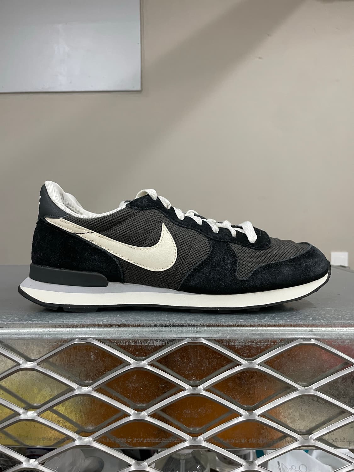 나이키 인터내셔널리스트 블랙 화이트 255 상품이미지4