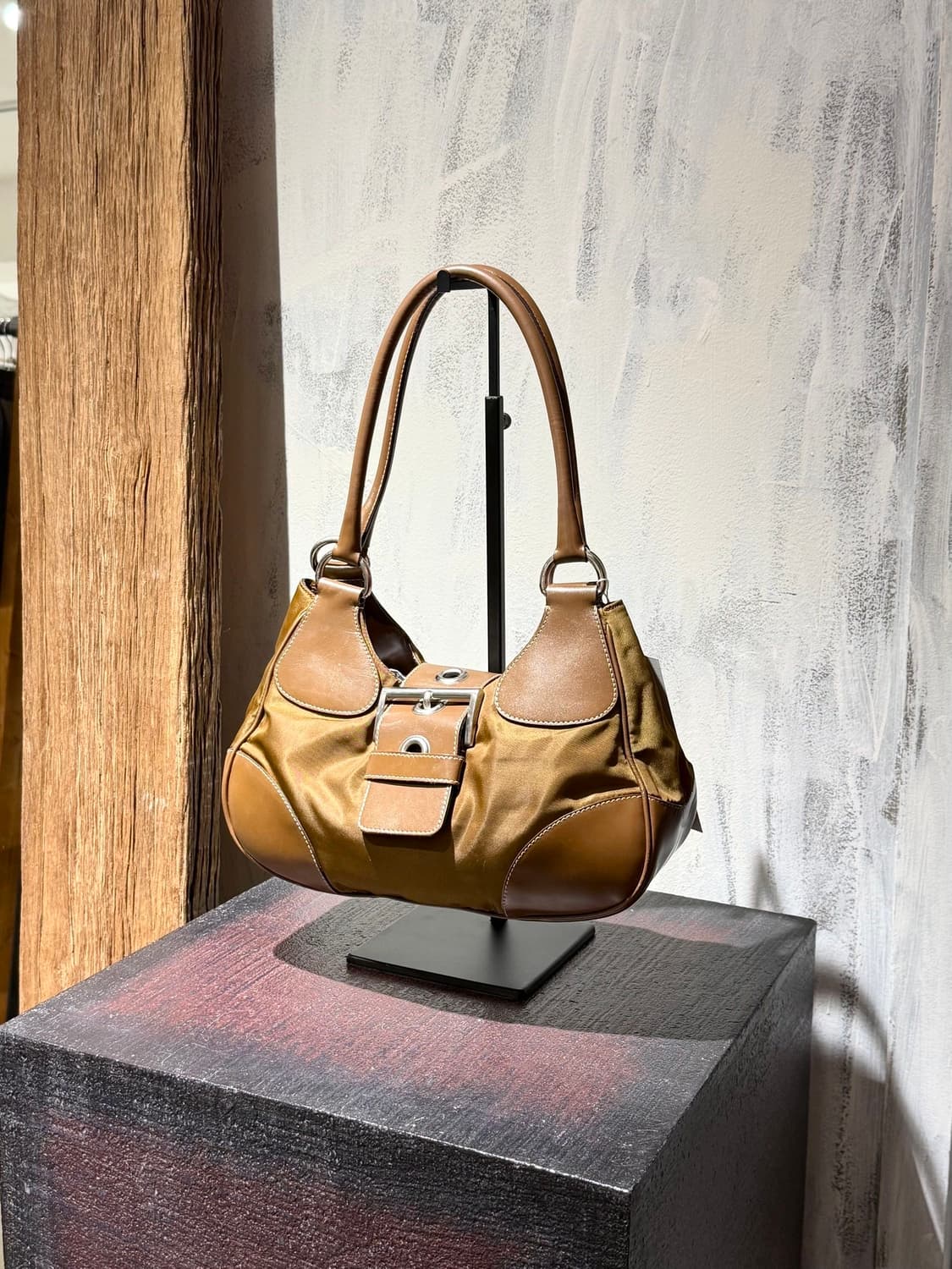 프라다 브라운 테수토 문 나일론 레더 숄더백 상품이미지1