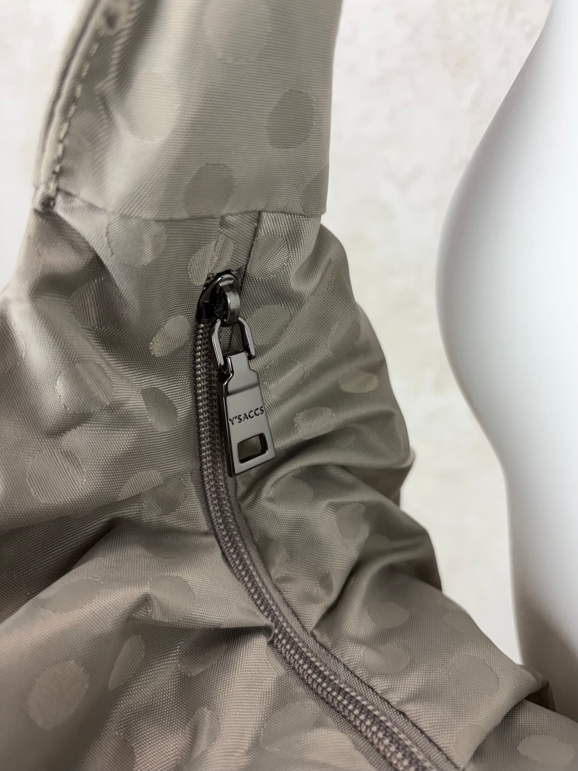 Y’SACCS by 요지 야마모토 폴카 도트 셔링 숄더 백 상품이미지6