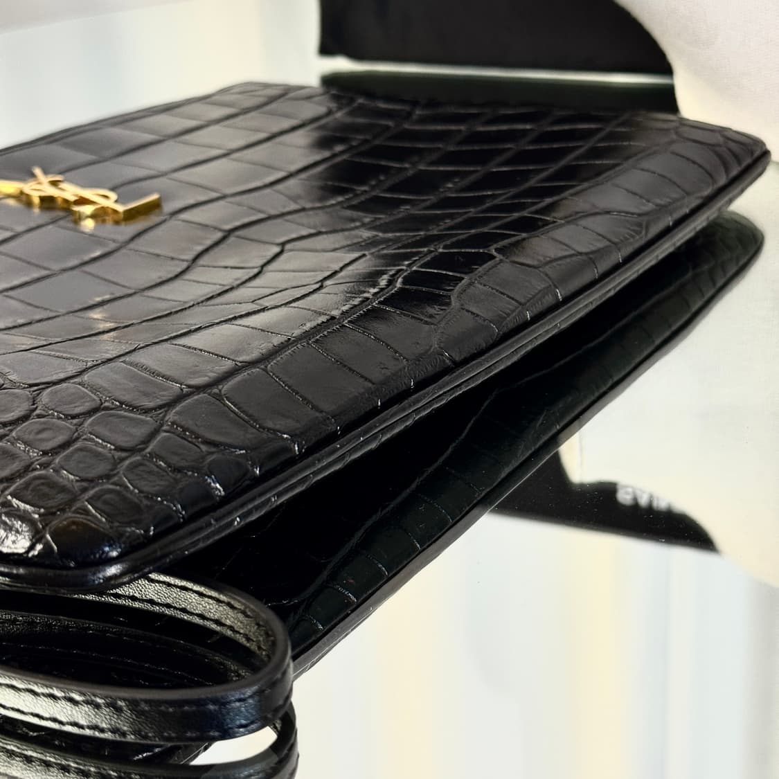 입생로랑 크로커다일 블랙 골드 클러치백  상품이미지8