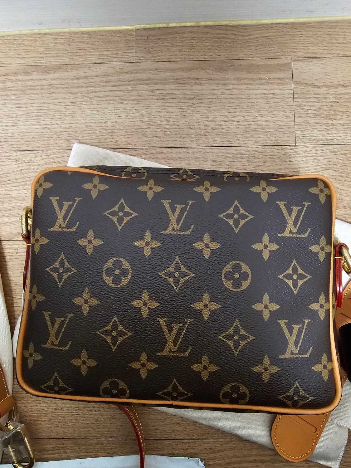 루이비통 퍼렐 원핸드 닐 토트 크로스백 마카사르 (새상품) 상품이미지7